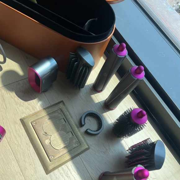 Dyson - Picture 2 of 5